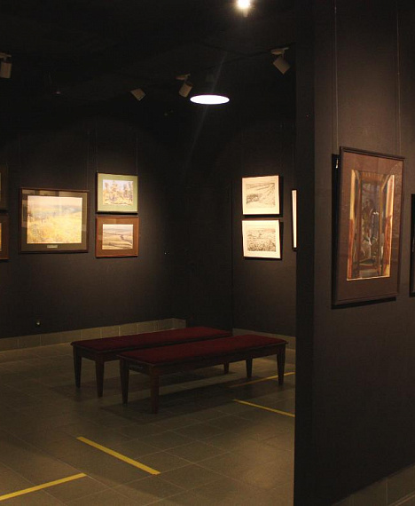 Экспозиция выставки заслуженного художника Алексея Попова.